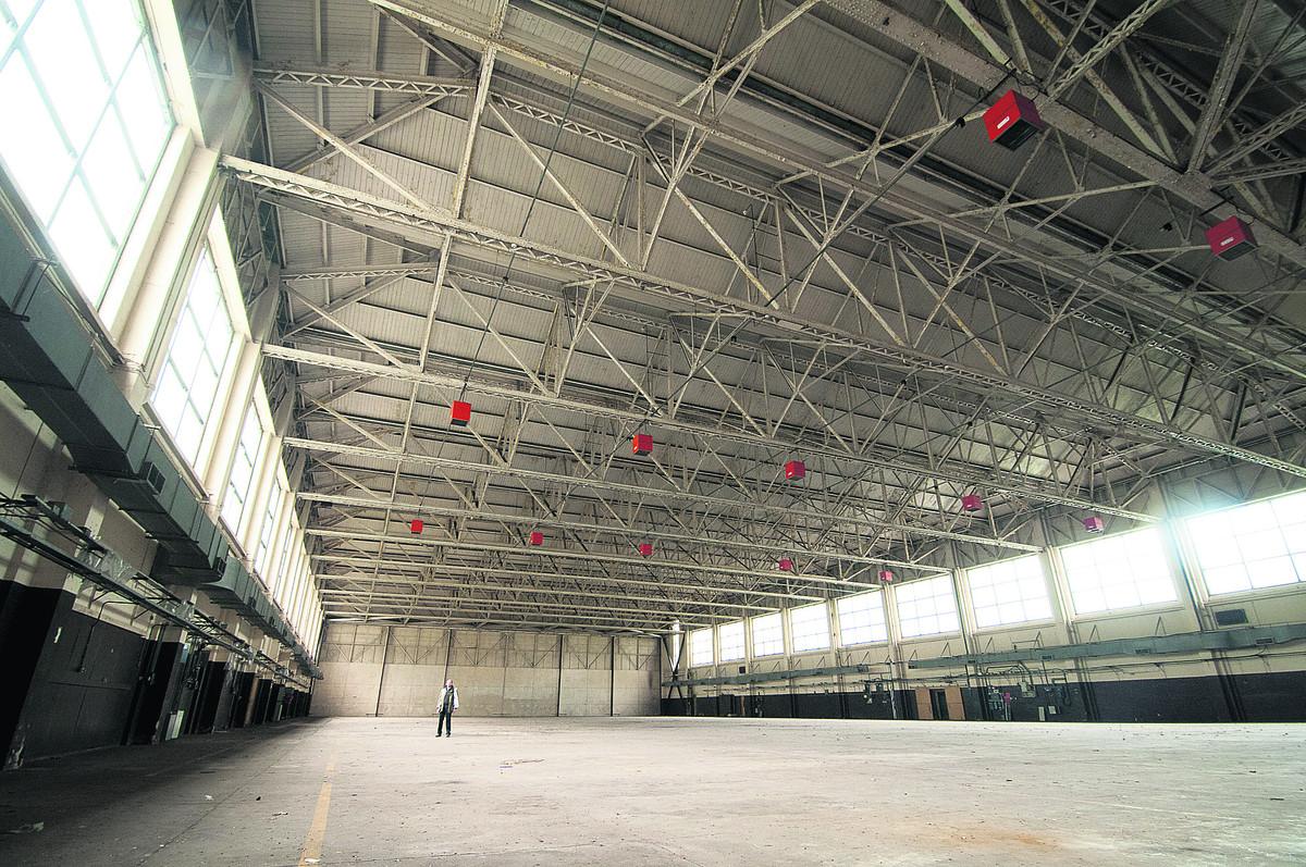 04om10hangar.jpg.gallery.jpg